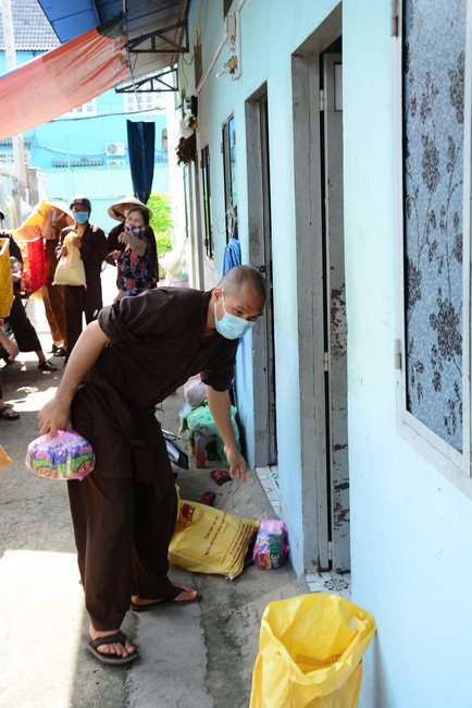 Continuing to support people in need in the Covid-19 pandemic of Hoang Phap Pagoda (series 2)